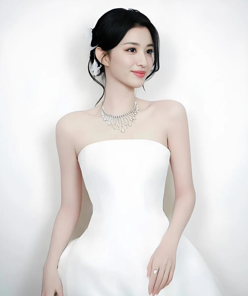 王楚然这组白色礼服写真，美到你心里了吗？纯白色礼裙，衬得皮肤白皙透亮，肩颈线条
