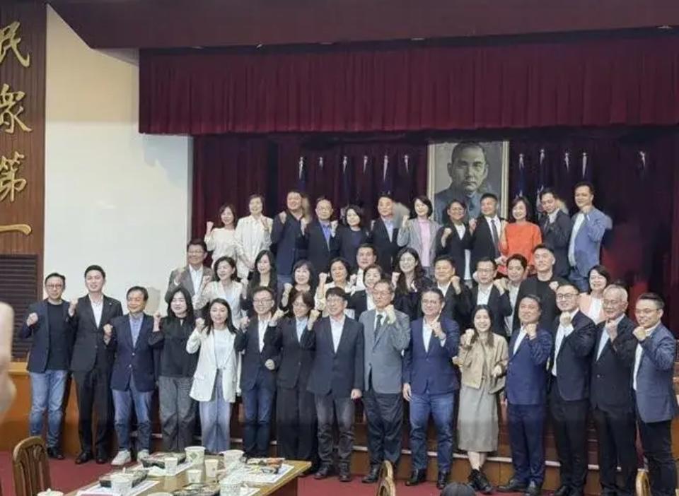 郑丽文刚赢选就扎进立院，这步棋走得太懂门道了！拜会傅崐萁等蓝委，表面是新