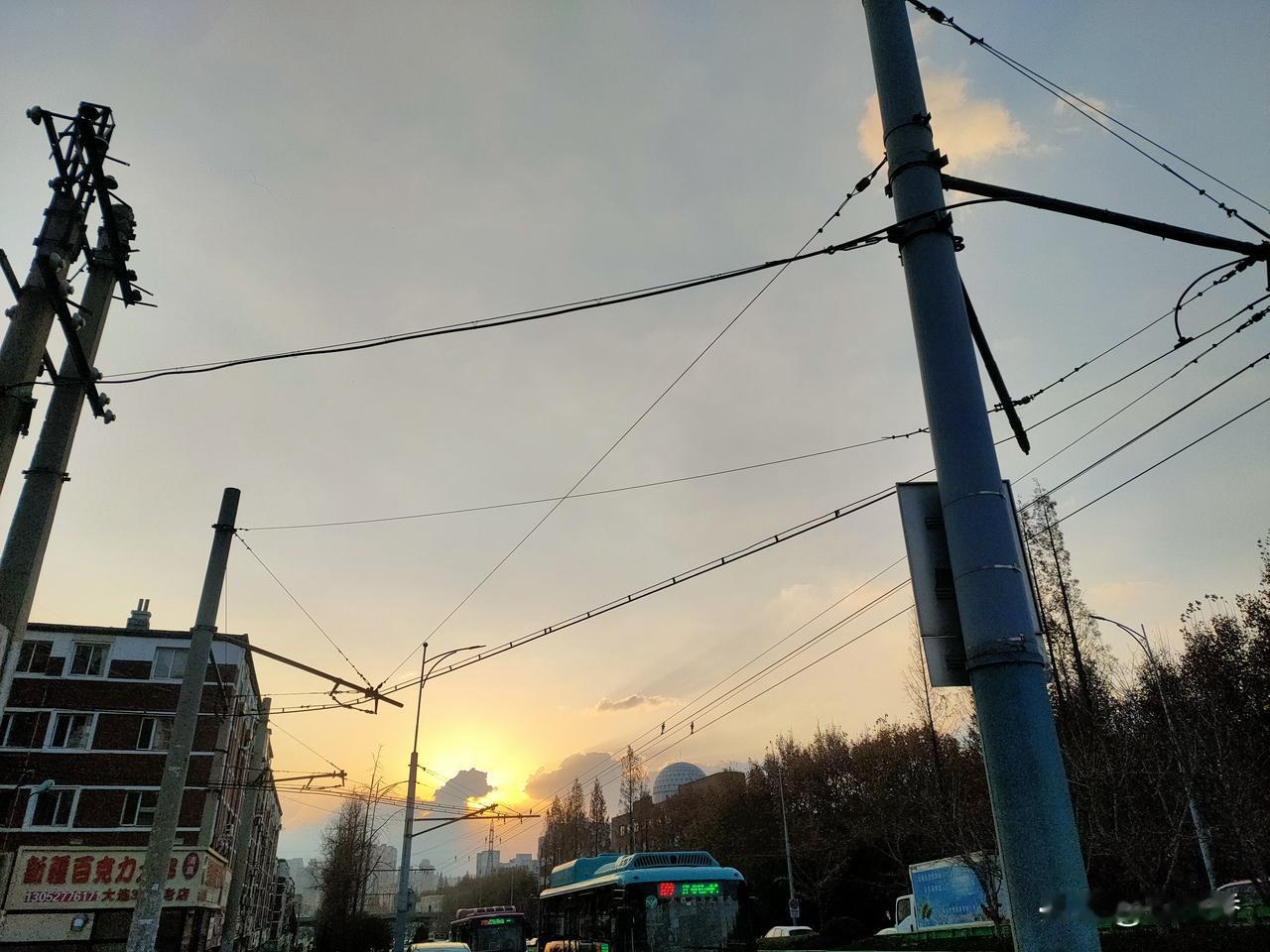 冬日生活打卡季早晨的太阳刚刚升起，天空云卷云舒，这云彩也太有特点了吧，像动物一样