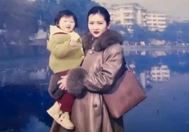 吴艳妮妈妈的气质和优雅要远比女儿强了不少！图中的吴妈妈穿着时髦得体，据说她以
