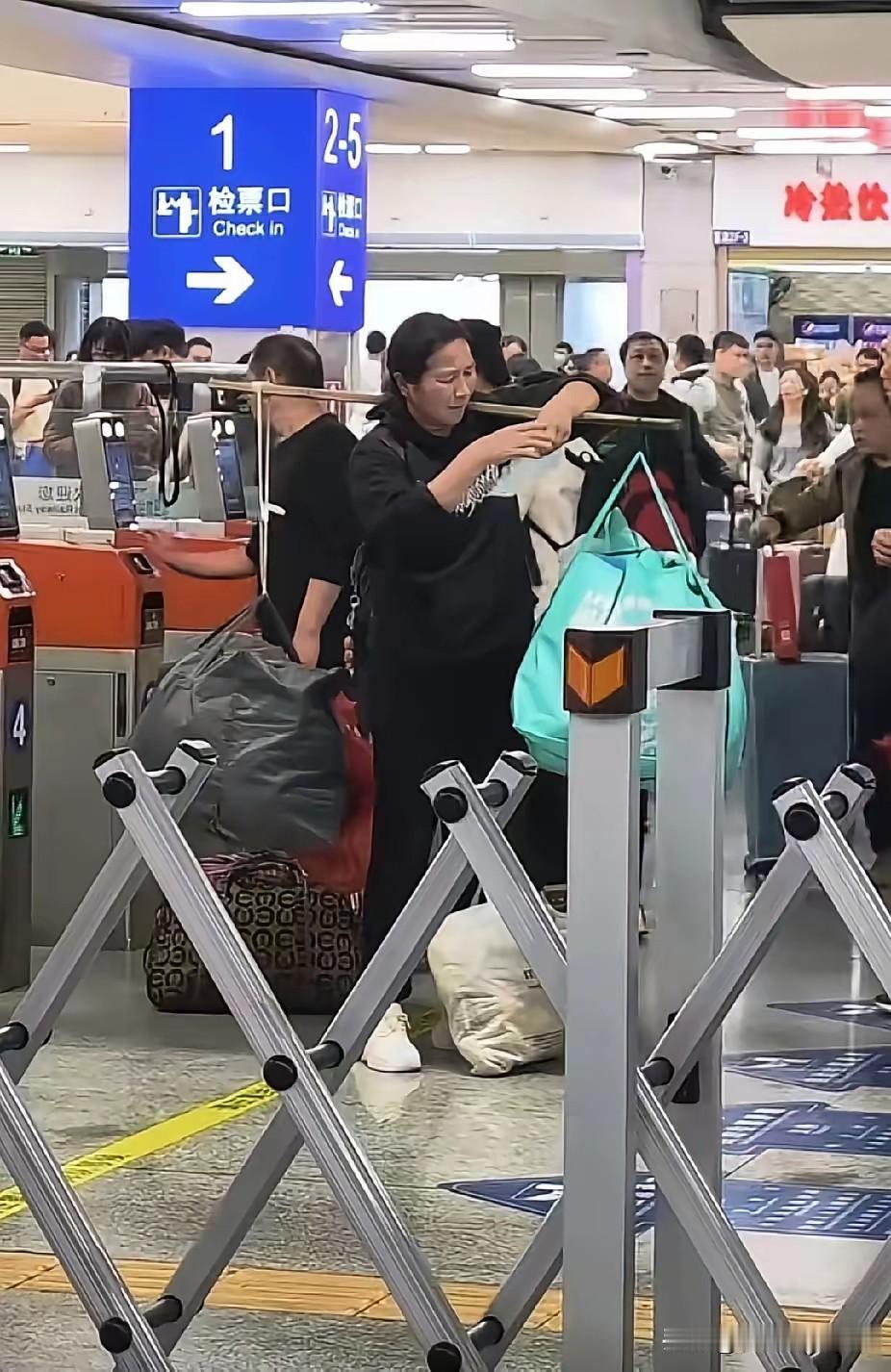 正在检票进站的男子，无意间抬头看见检票口的一名女子，瞬间就心疼满满了。深圳火