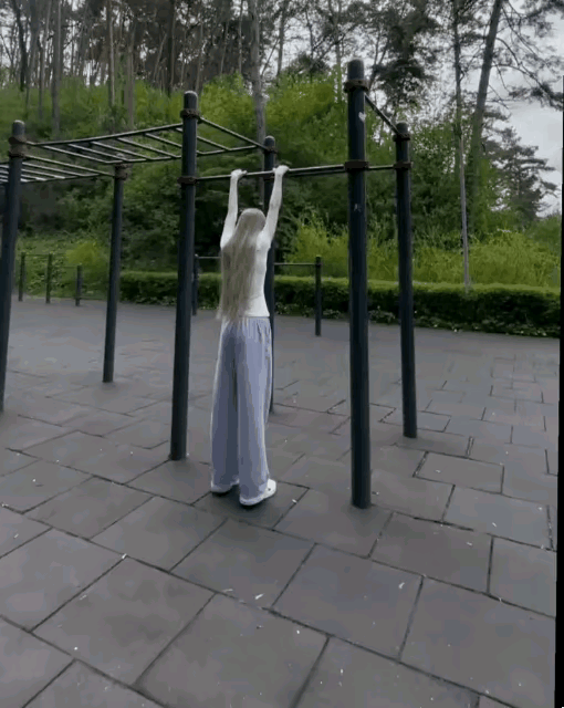 姑娘腰功不错
