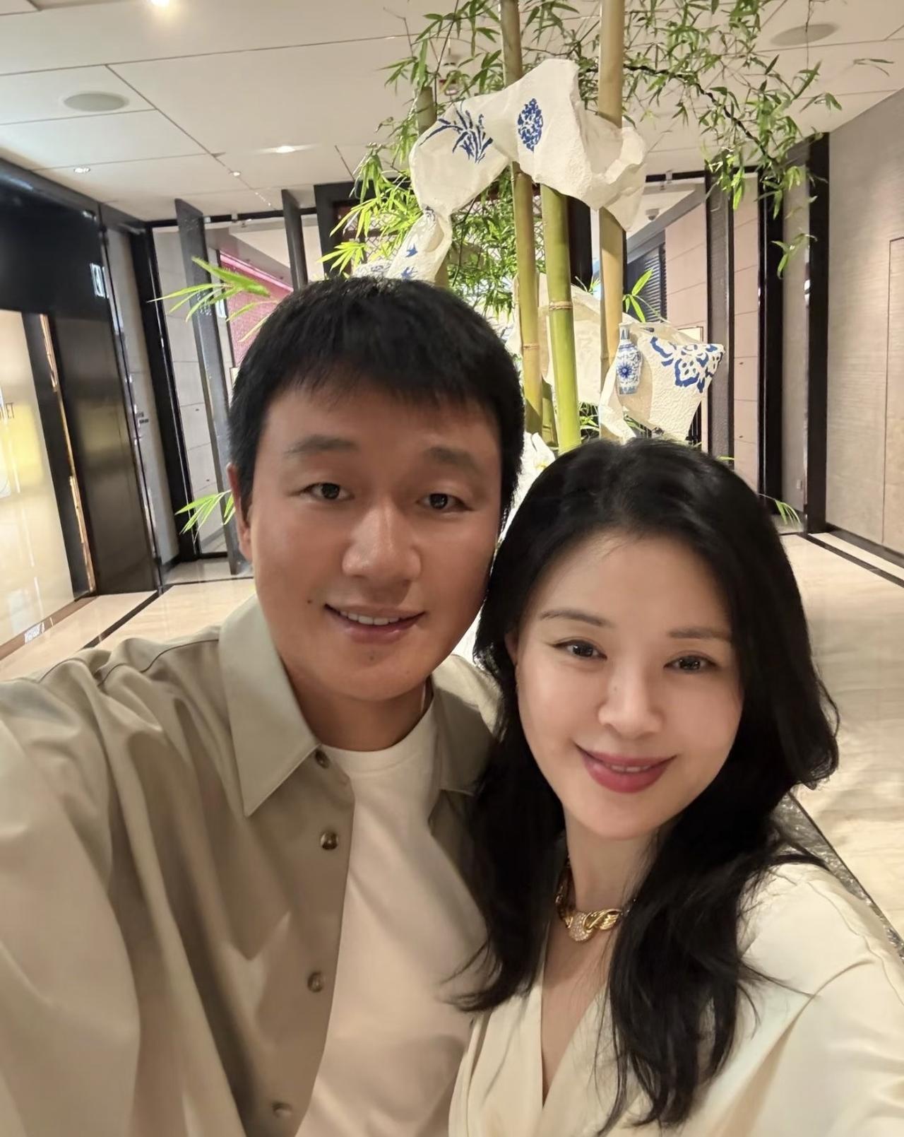 47岁佟大为庆结婚19周年纪念日，送老婆99朵玫瑰花，在高级餐厅吃饭，夫妻两人恩
