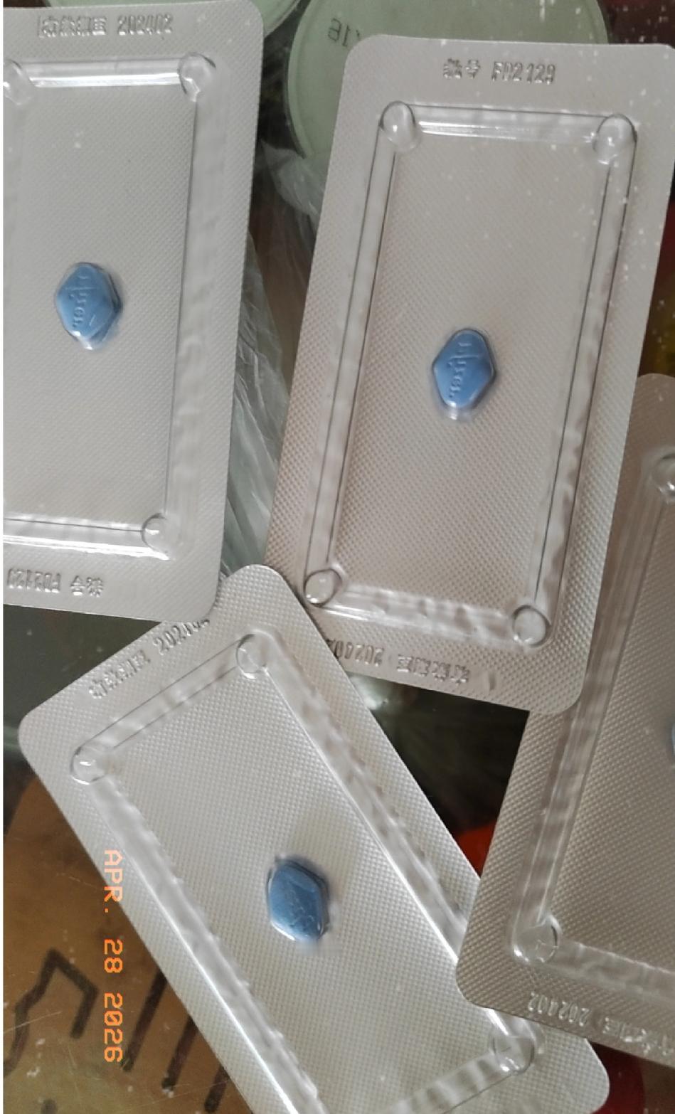 我跟老公结婚十多年了，一直都是两地分居，一个月也就只能见上一回。他每次要回来之前