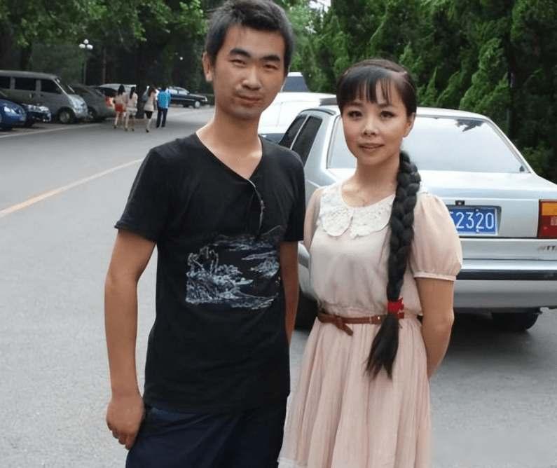 当年，王二妮出名后，男友李飞对她说“二妮，分手吧，咱俩不是同一世界的人了。”可王