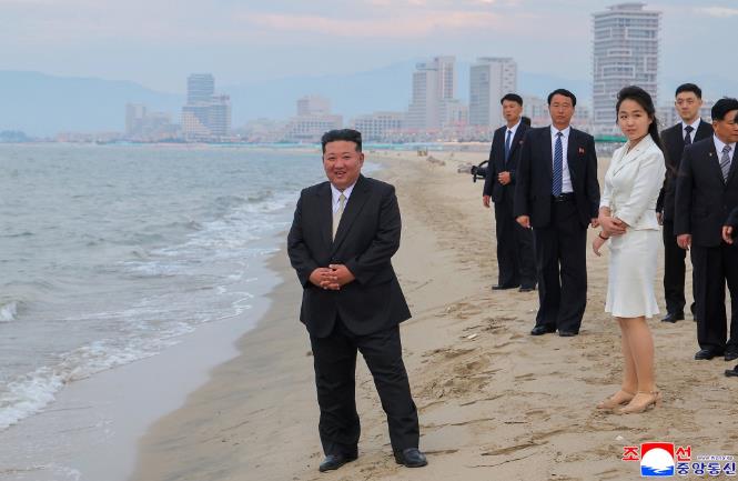 据朝中社报道，可容纳约两万名游客的朝鲜大型海滨度假村——元山葛麻海岸旅游区竣工，