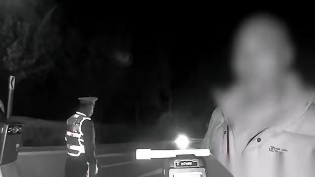 深夜的郑州，发生了一件让人感动的事情。一位父亲急匆匆赶往女儿所在的学校，原因