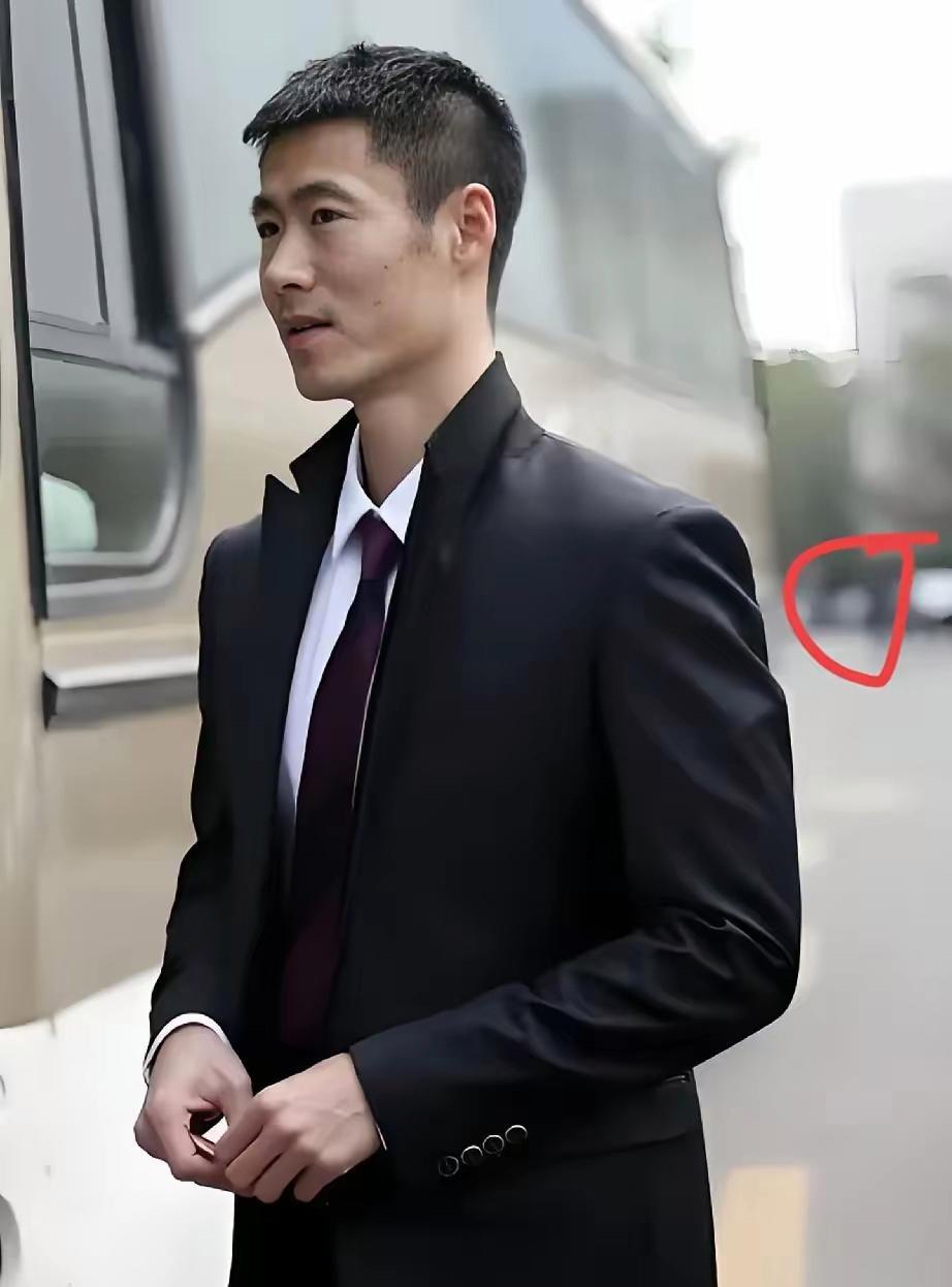 一觉睡醒国乒人事大变动，刘国梁当主席的时候身边的人以王楠、丁宁等熟人为主，这