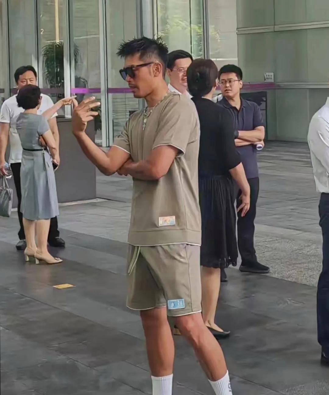 没想到林丹退疫这么多年，身材还保持得这样好，不论是侧颜还是正脸都帅极了，酷毙了，