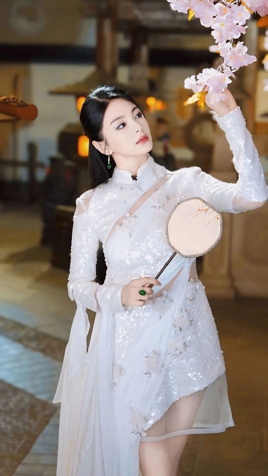 张雨绮完全是来展示美貌的张雨绮每次亮相都像自带“美貌高光”，完全是把舞台/活动现