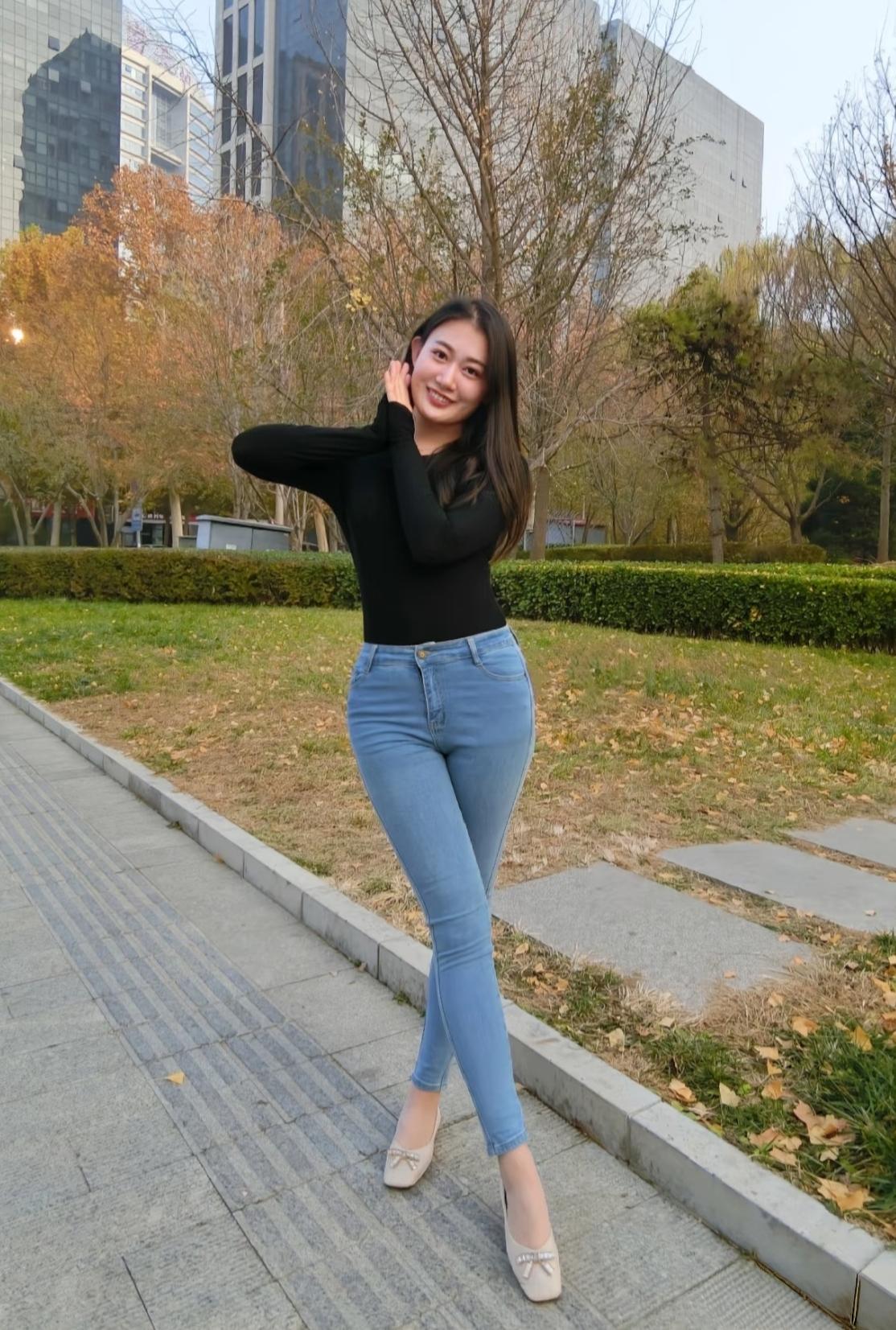 有哪些日常又气质的穿搭推荐黑色长袖针织衫搭配蓝色小脚牛仔裤，平底鞋，经典的休闲搭