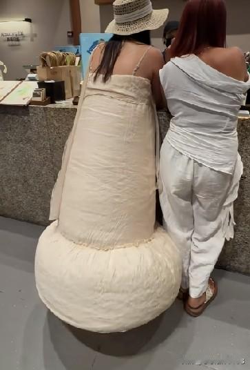 如今的时尚，我着实是捉摸不透了。走在大街上，瞧见这位小姐姐，我瞬间瞪大了眼睛——