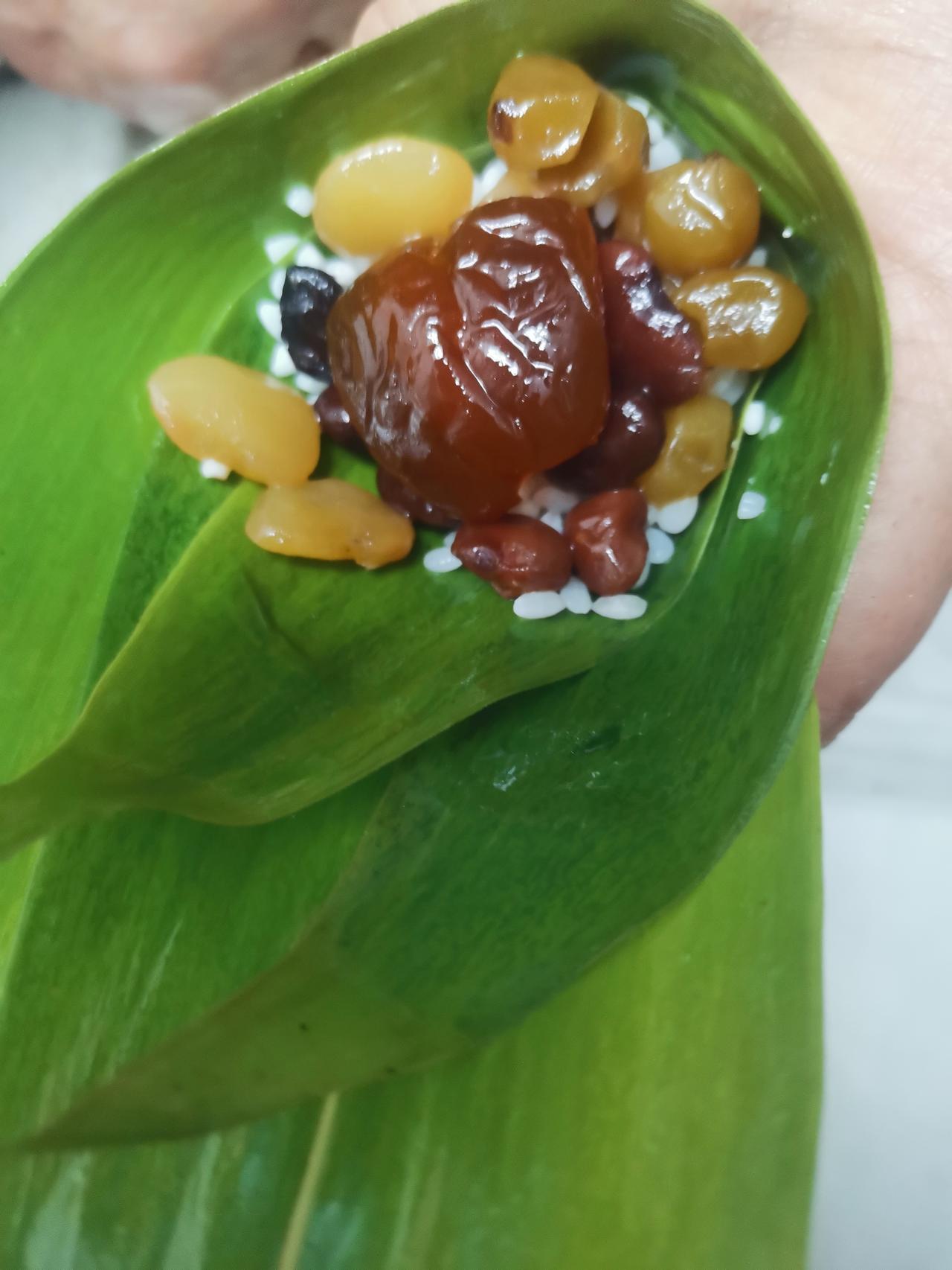 端午将至，粽叶飘香！端午节马上就要到了，超市里粽子已经上架，什么馅儿的都