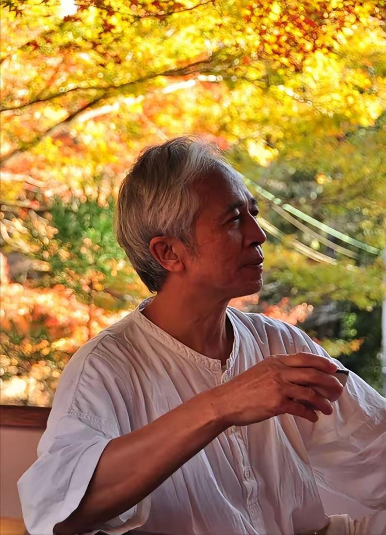 一段非常通透的话：“人到晚年，最高明的生活方式，不是锻炼和睡觉，而是少做三件事：