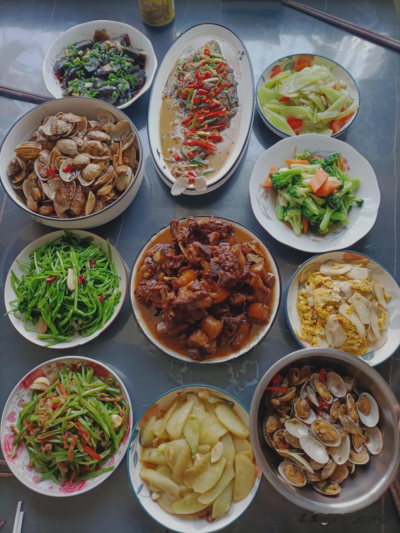 妈妈做的饭，那真是吃不腻的人间浪漫。就像我上次回家，父亲去镇上买了排骨、土豆这些