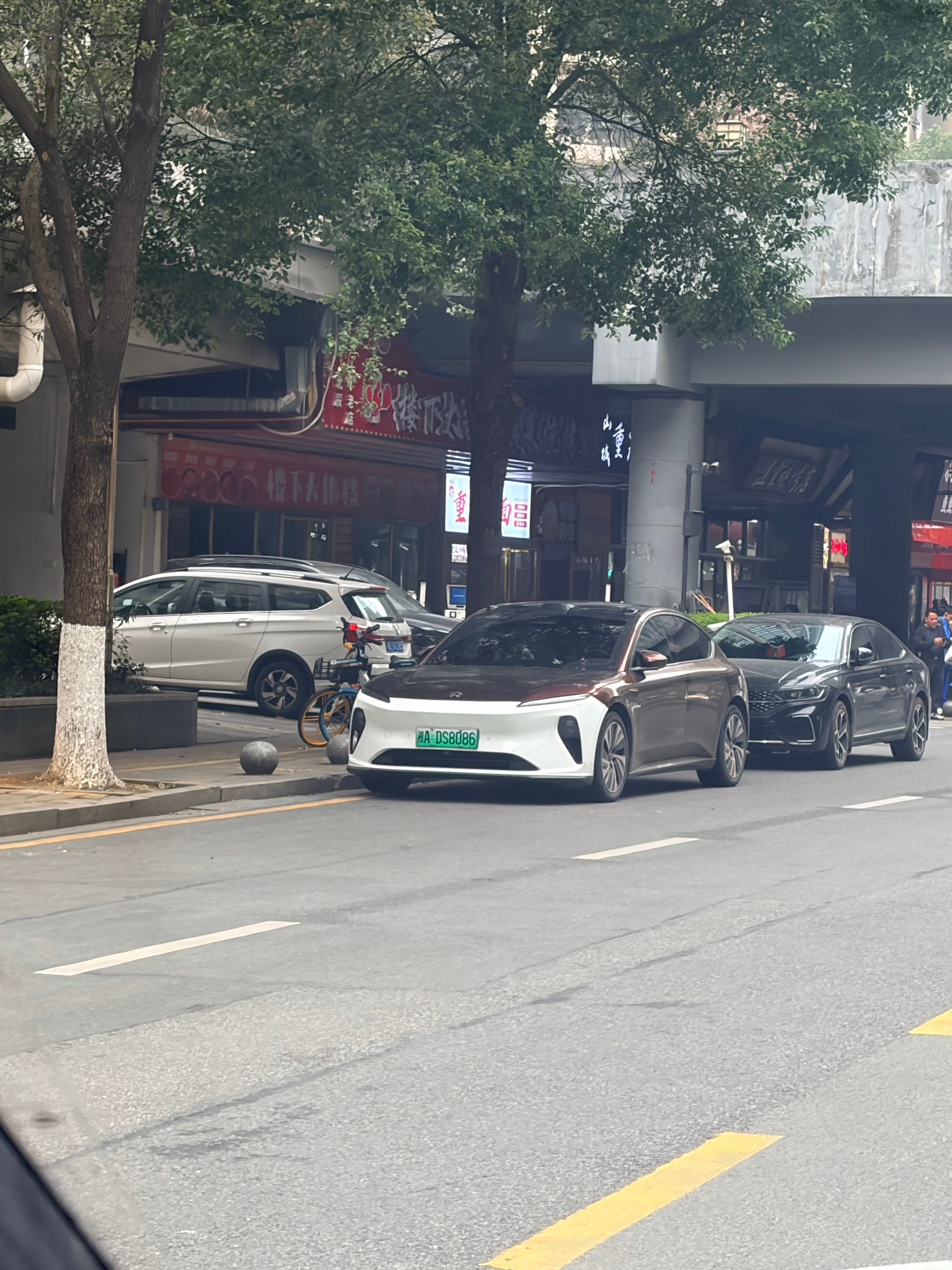 以为遇到地平线了结果是一个前脸膜撕了的ET5蔚来大v聊车