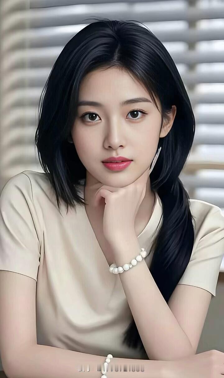 温柔甜美的少女，浅笑嫣然，散发着优雅的魅力。