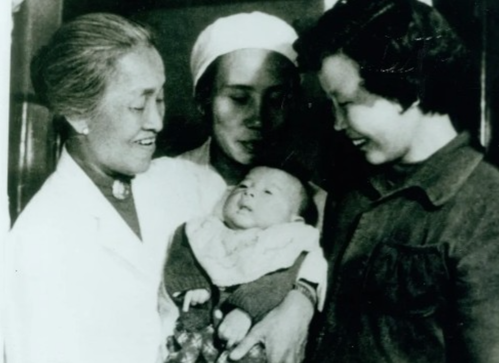 1964年，1名重症孕妇，马上要被摘除子宫。婆婆泪流满面：“<em>我家</em>要绝后了！<em>医生</em>