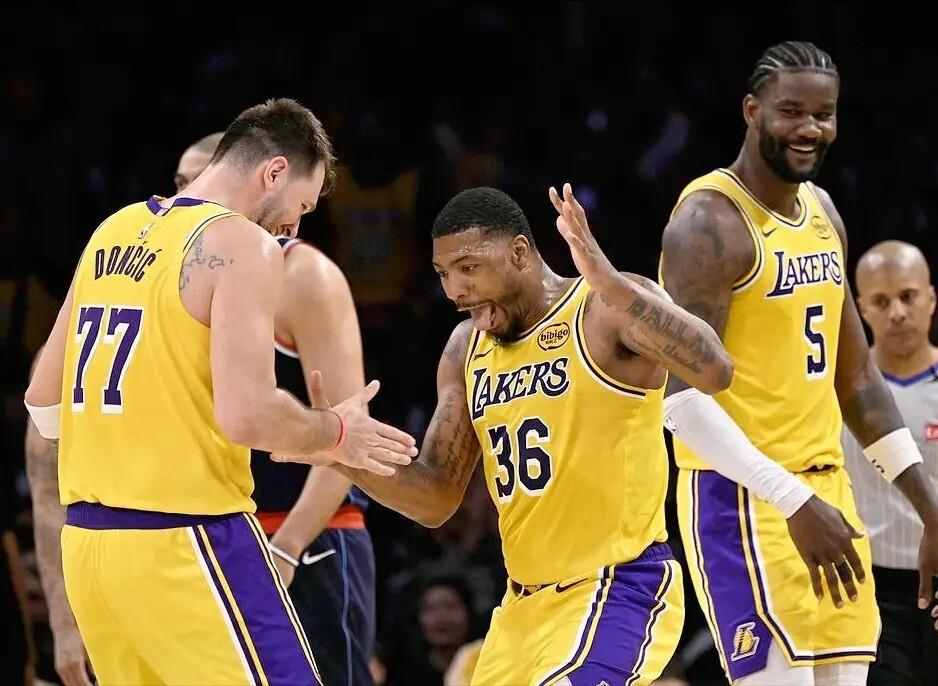 湖人拿什么保证赢两场?湖人剩下比赛里的弱队，独行侠跟爵士，没077的湖人