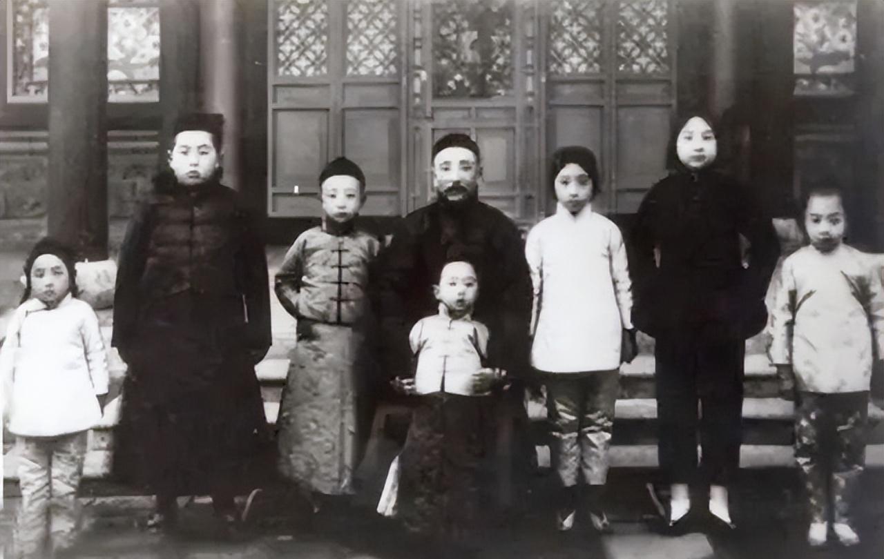 天黑后，张作霖回到家就脱衣上炕。可脚往被窝里一伸，竟蹬到一团软滑东西。张作霖点灯