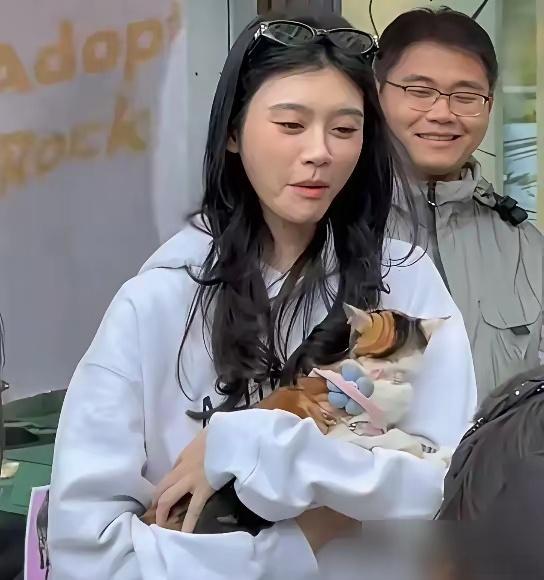 三年抱俩，肚子上开了两刀，奚梦瑶还得接着生。婆婆梁安琪早就放话，最少三个。何猷君