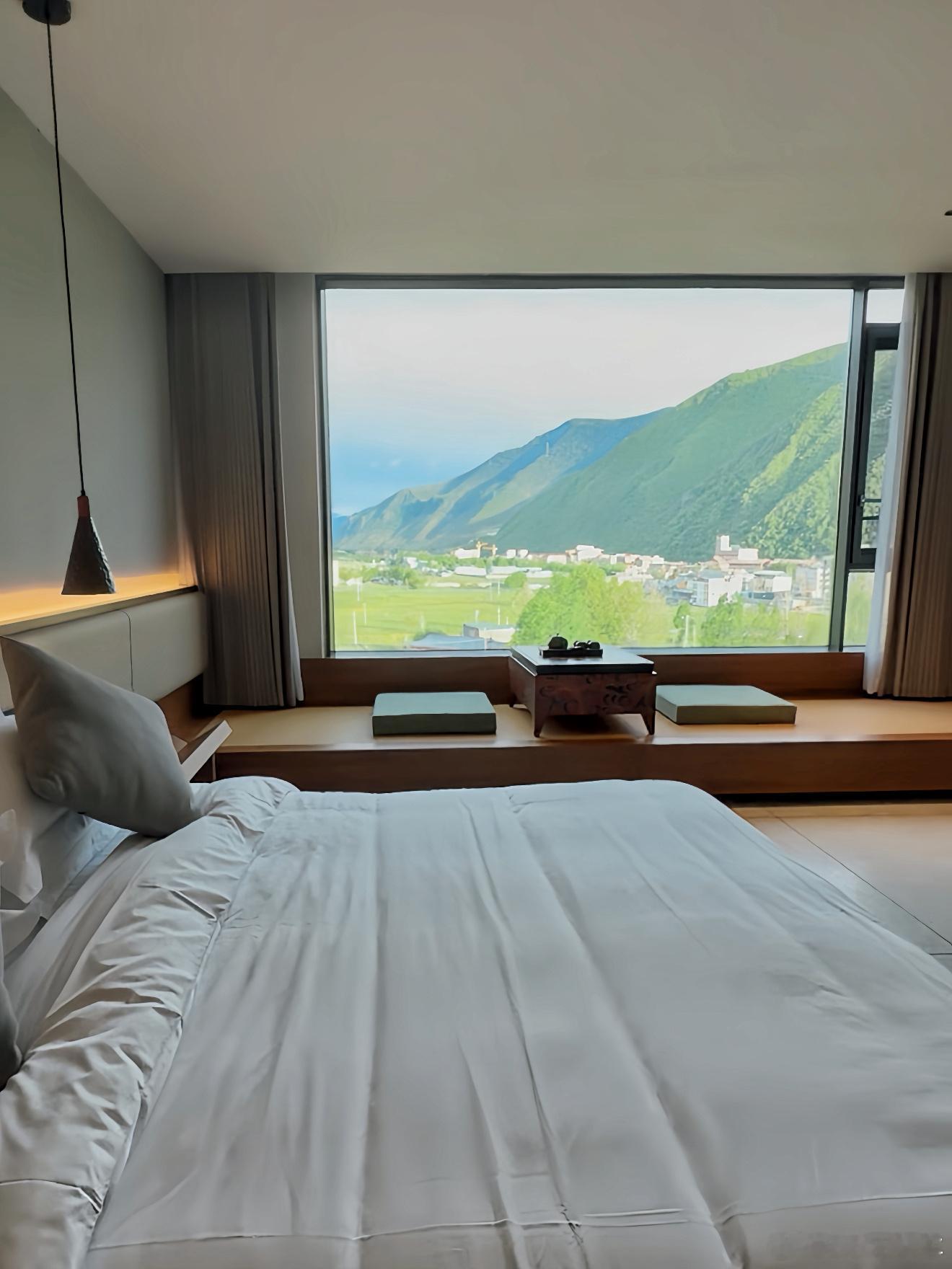 据说是新都桥最美的酒店，这个窗外的景怎么样？康定·黑石酒店