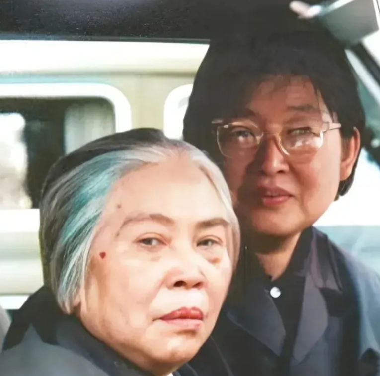 贺子珍参观毛主席纪念堂的一幕，一旁的李敏在陪同！1979年，建国后贺子珍首