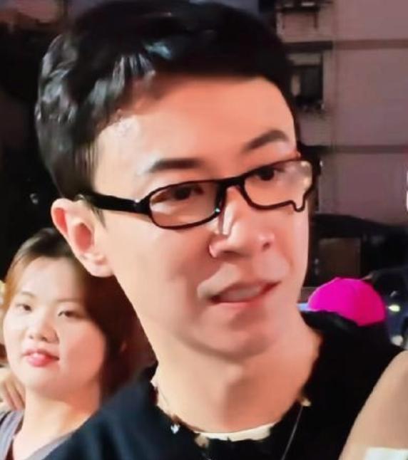 近日，张维伊换造型一事引发了广泛关注和热议。此前，张维伊的造型常被网友吐槽为“
