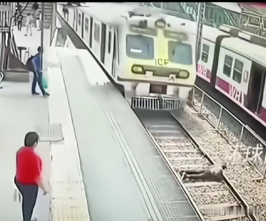 哎，又有人卧轨了，悲残啊！好好地活着吧，再苦再难也要挺过去，没有来生，把自己的