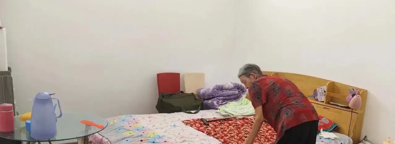 河南，一名女子发现婆婆的房间既不开空调，也不开风扇，连手摇扇也不用。她感到非常奇