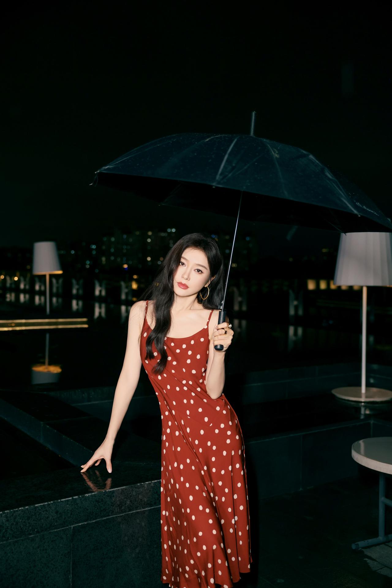 秦岚波点吊带红裙太美啦