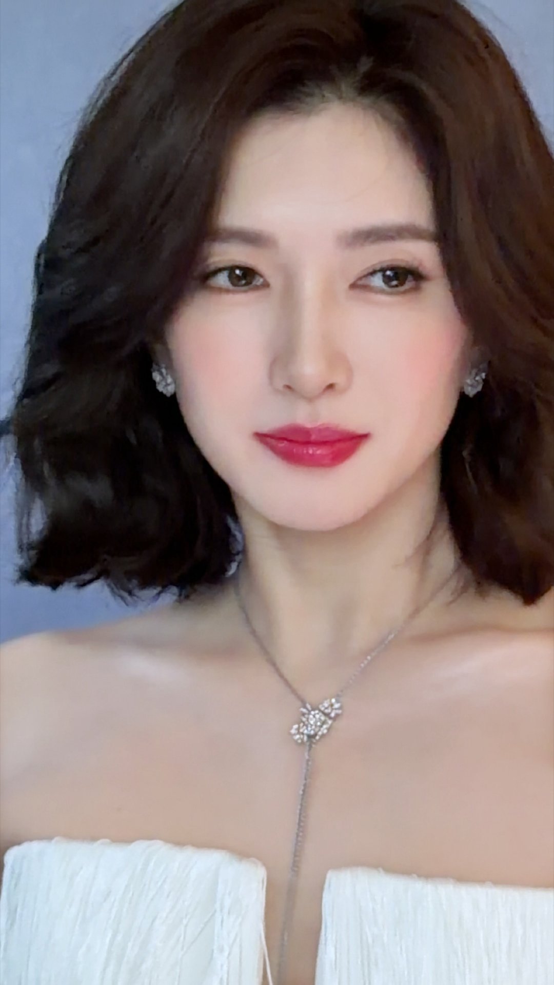 江疏影江疏影怼脸镜头拍江疏影扛住了怼脸镜头北影节红毯的江疏影状态真的杀疯了！怼脸