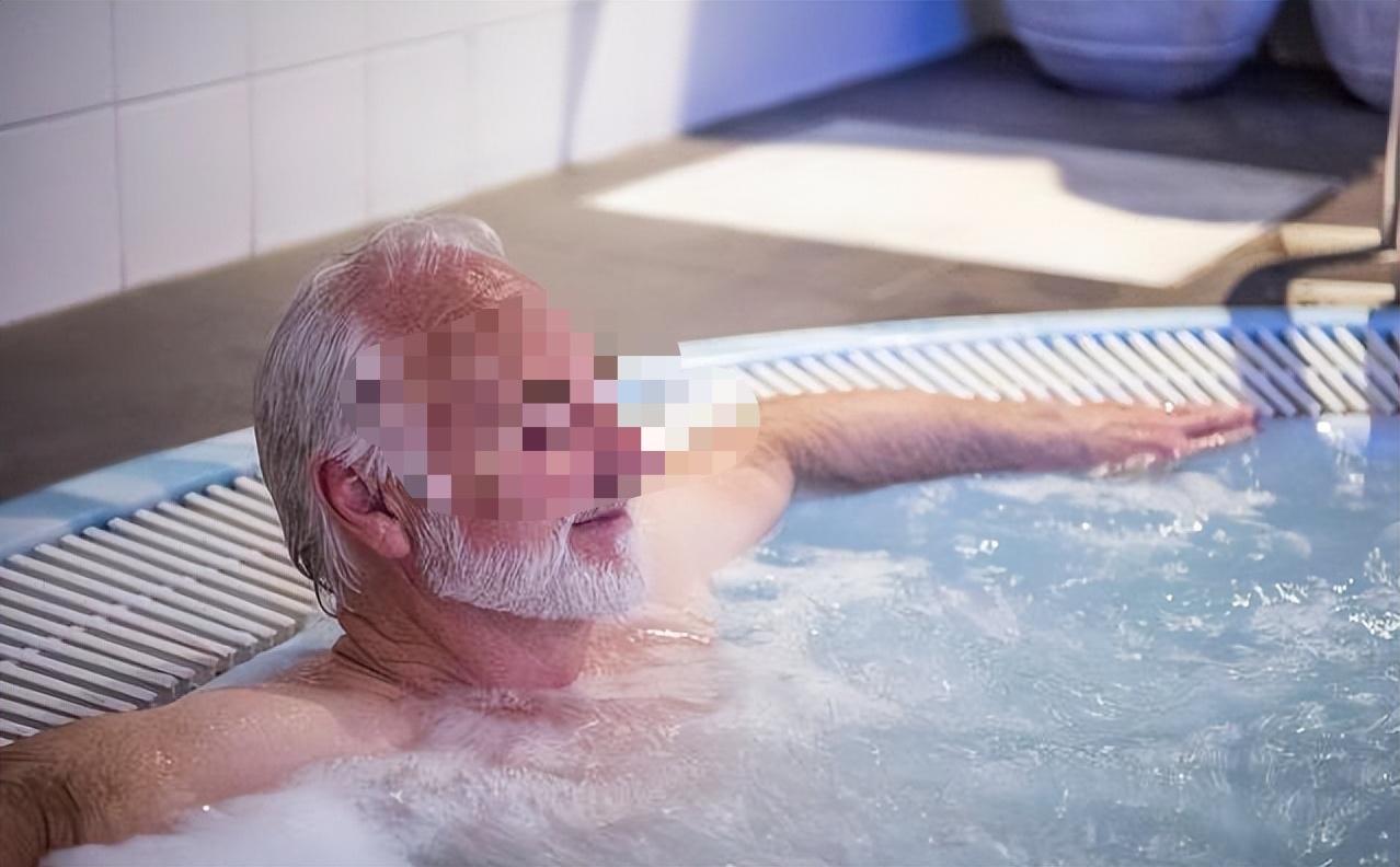 云南昆明，女子带90岁父亲去洗浴中心洗澡，前台告知高龄老人泡浴事宜后，女子表示她