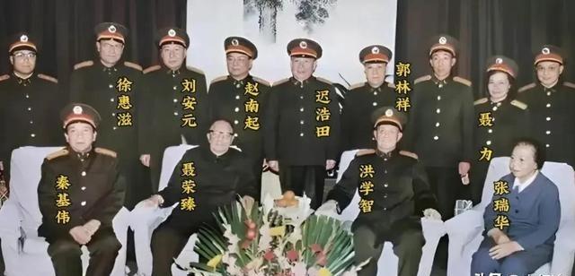 1989年聂荣臻元帅90岁大寿，解放军的老战友过来给他祝寿，留下了一张很贵合影，