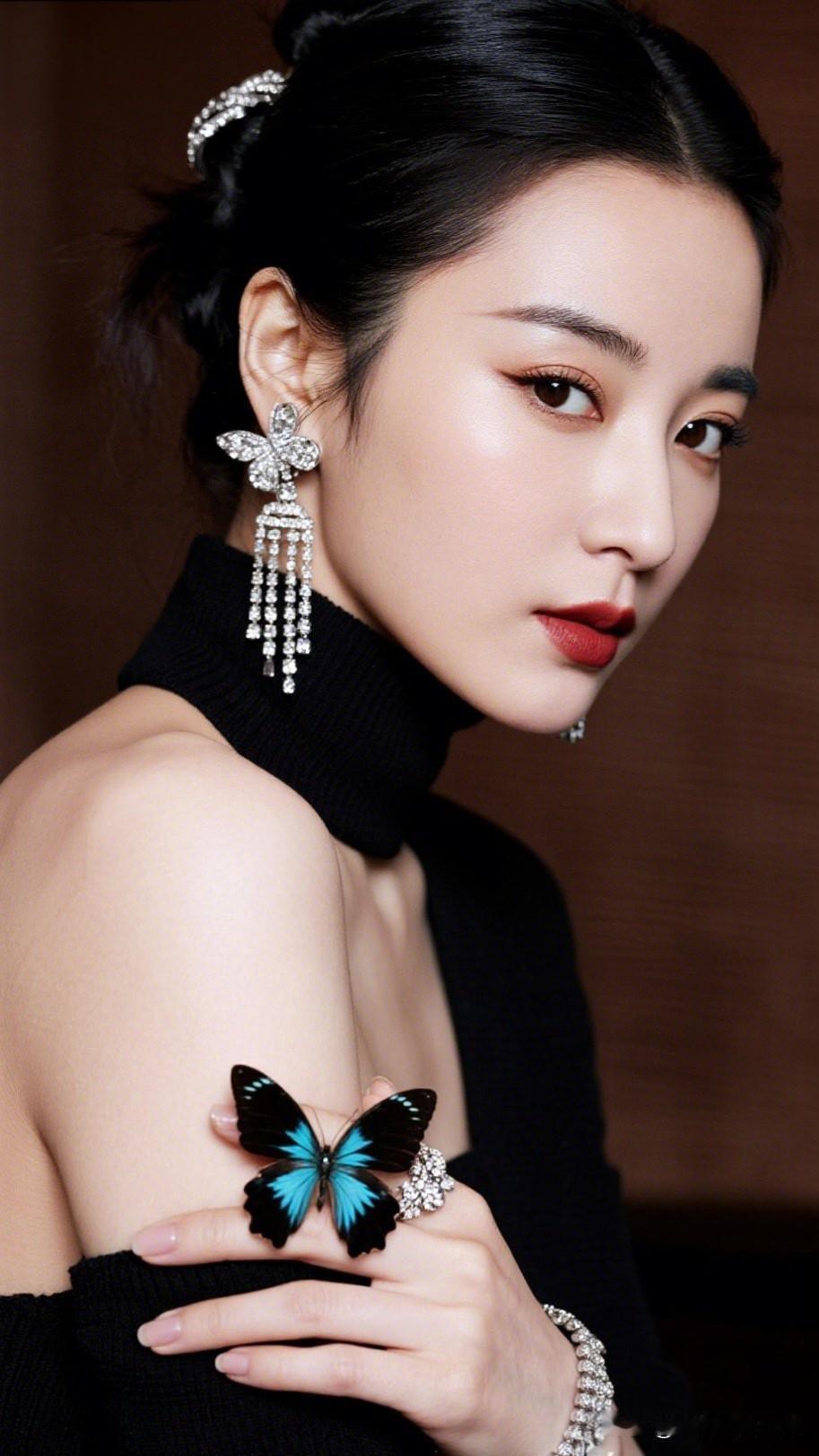 红妆美人倚，蓝蝶舞袖间。高级感写真推荐优雅黑天鹅，惊艳的蝴蝶耳饰，尽显高贵气质