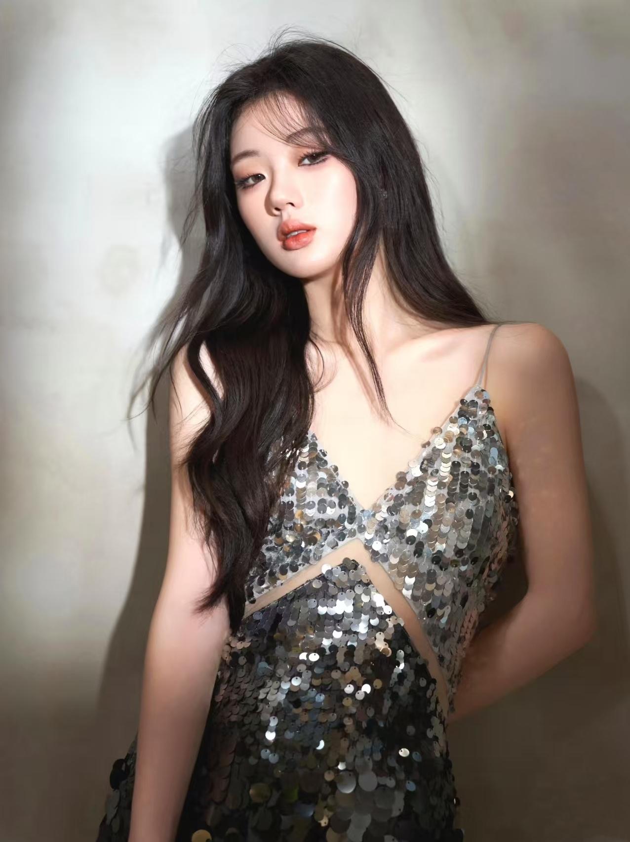 单依纯这个人恐怕以后在娱乐圈没朋友了原因很简单，太傲了。看她上综艺那