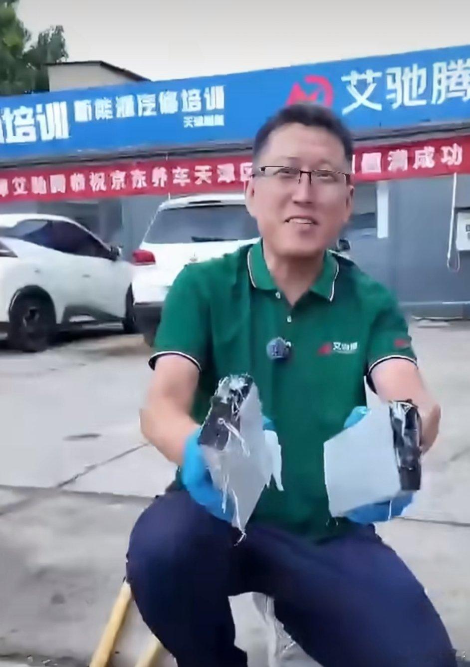 比亚迪第二代刀片电池直接剪断第二代刀片电池，别说起火，连个烟都没飘，都快有半固态
