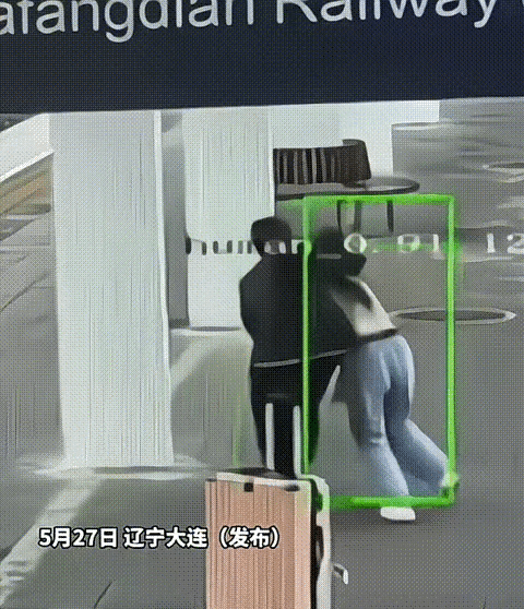 生活的重压，真的能瞬间击垮一个看似坚强的人。大连火车站这一幕，看得人心里揪得