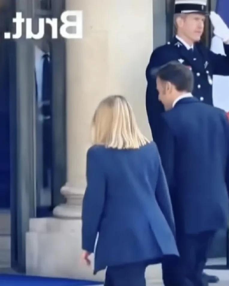 这位与马克龙同行的美女并不是他的妻子！而是眼神里充满了对美好生活向往的梅洛西！两