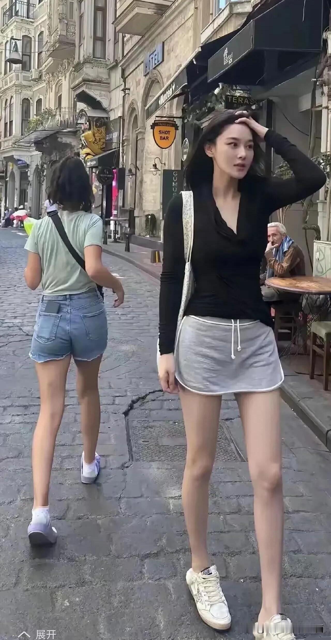 网友偶遇一位明星，要身高有身高，要颜值有颜值，本人真的超级美，比电视上还好看一些