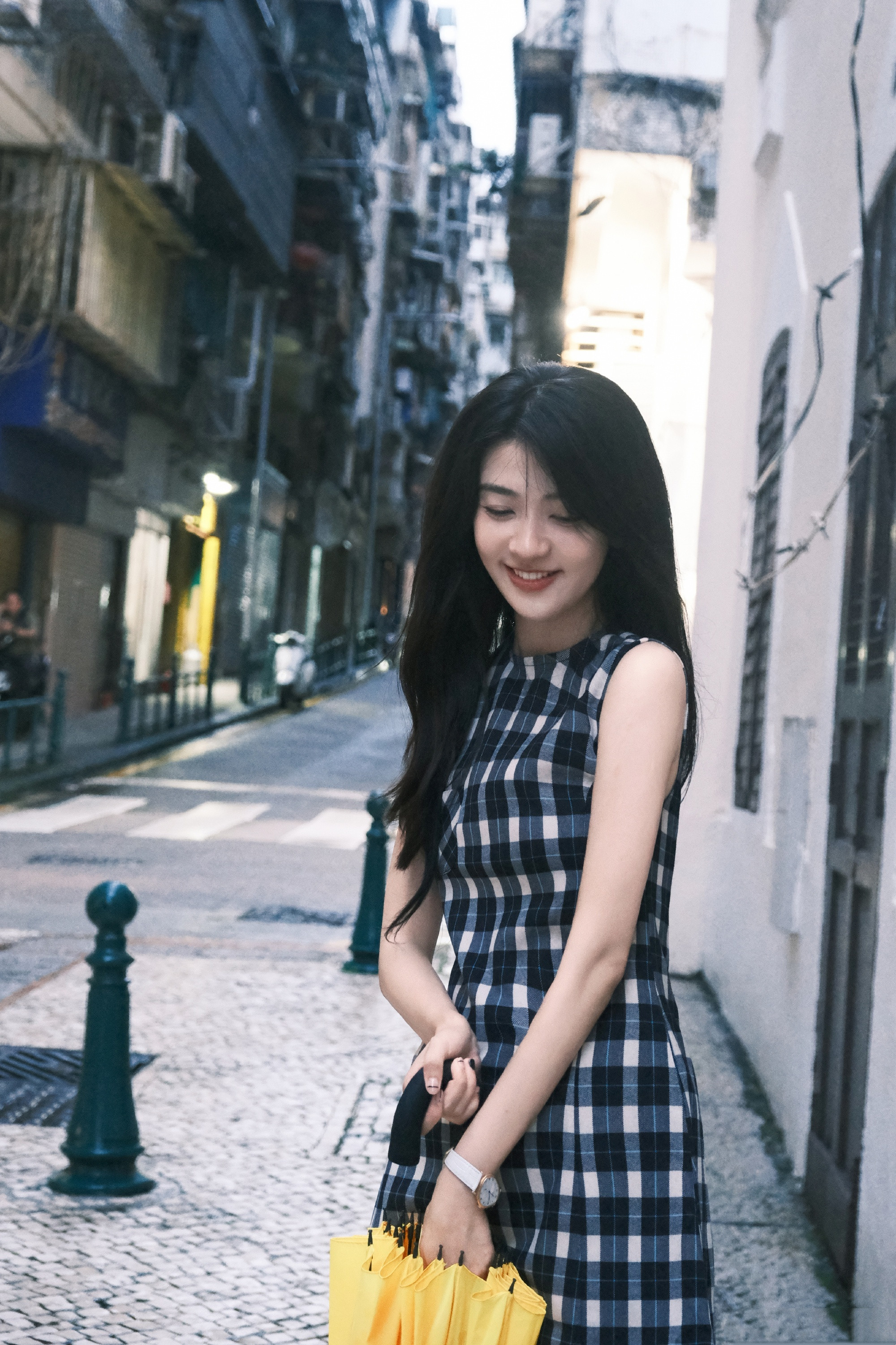 梁洁小姐姐柔美街拍：格纹小短裙，清新怡人。梁洁