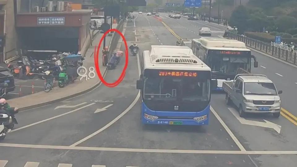 2月底那天，杭州外卖小哥尹忠宇在送餐高峰期的折返，让周边647户居民、20户商铺