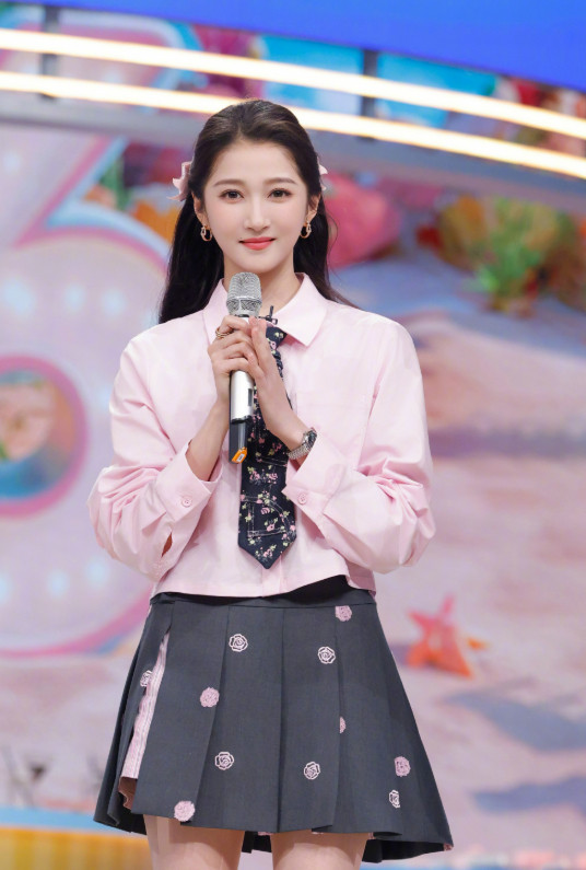 1.关晓彤体重一直都不多，但是很容易浮肿。2.杨紫每次新剧出来都会被说磨皮过重，