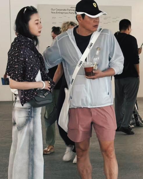 在卢浮宫，56岁的范志毅被当成年轻妻子的保镖。但真相是，这个足球硬汉的手一直死