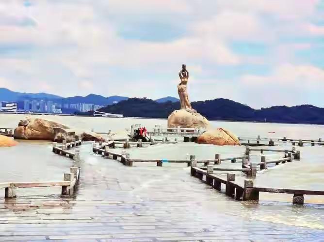 在湖北住了六十多年，我一直觉得“慢”就是懒的遮羞布。热干面要三口嗦完，走路要带风
