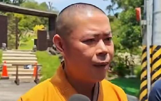 昨天陪同柯文哲祭拜柯爸牌位的本藏法师受访时表示，柯文哲看到自己父亲牌位的时候很难