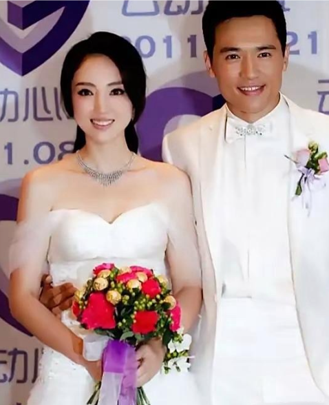 同样是婚礼现场，董璇和高云翔在一起的时候，高云翔就能单手插兜，大大方方的搂着她的
