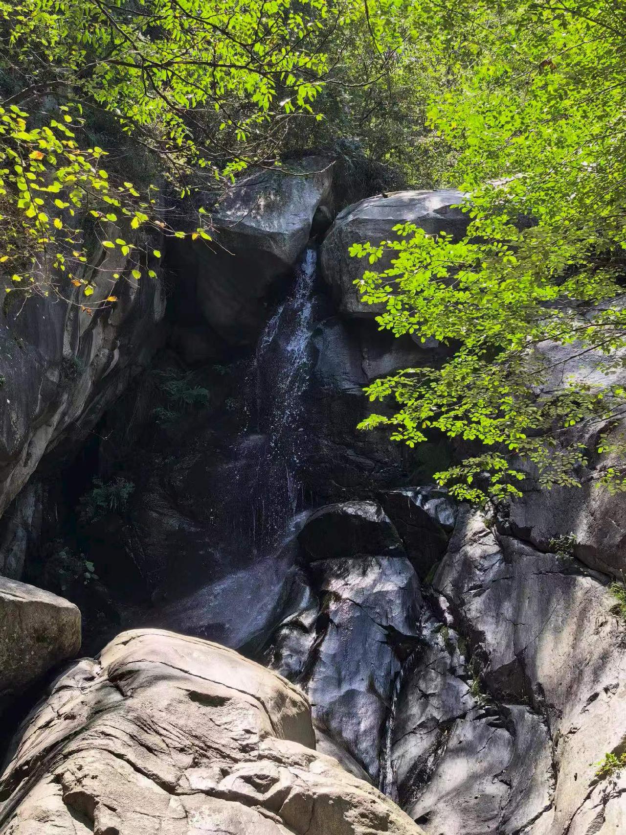 清泉石上流。坐标秦岭西安白石峪。