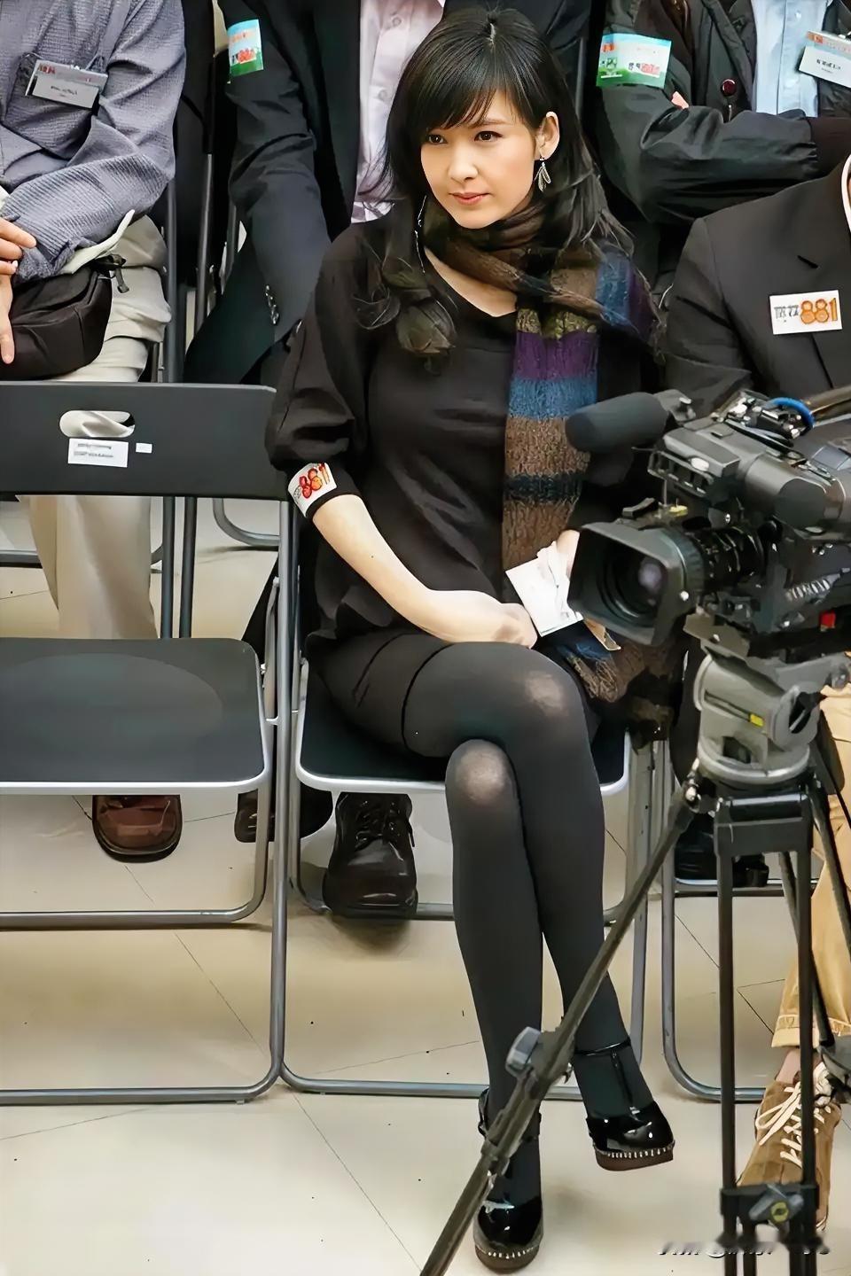 今年春晚不老女神周慧敏来央视春晚，简直就是太美了！好久不见，十分想念！周慧敏一袭