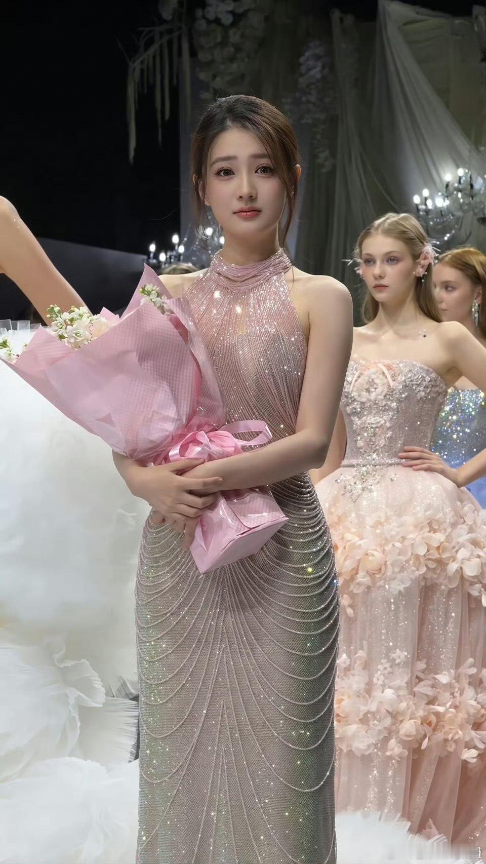 徐璐人间水蜜桃上海时装周定妆照出图📷​​​徐璐美我一大跳，在一众欧美模特中